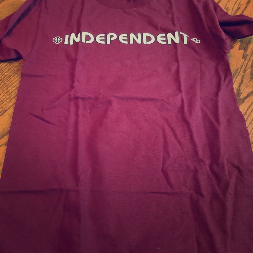 New in bag Independent men’s s/s burgundy tee sm